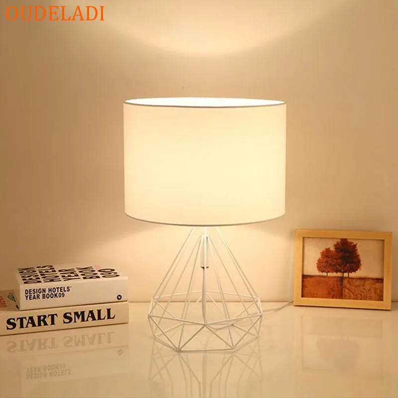 Nordic Retro Geometryczna lampa biurkowa Złoto Czarny Biały Hollow Diamond Design Klosz z tkaniny Lampa stołowa Sypialnia Home Decor Oprawy