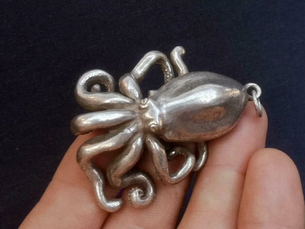 

Old China Tibet Silver Carving Octopus Fish Statue Amulet Necklace Pendant Gift