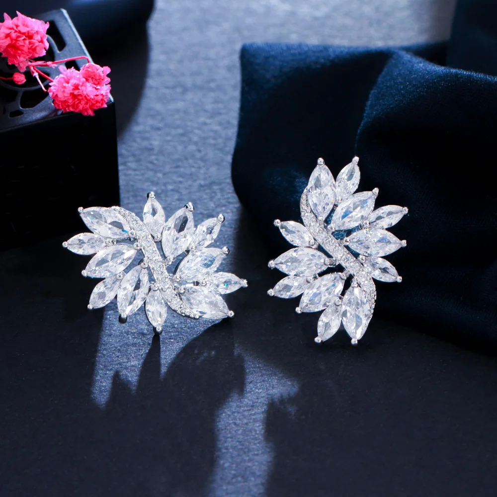 CWWZircons 2022 New Fashion Silver Color Cubic Zirconia Big Ice Flower Stud Earrings for Women Classic Party Jewelry Gift CZ115