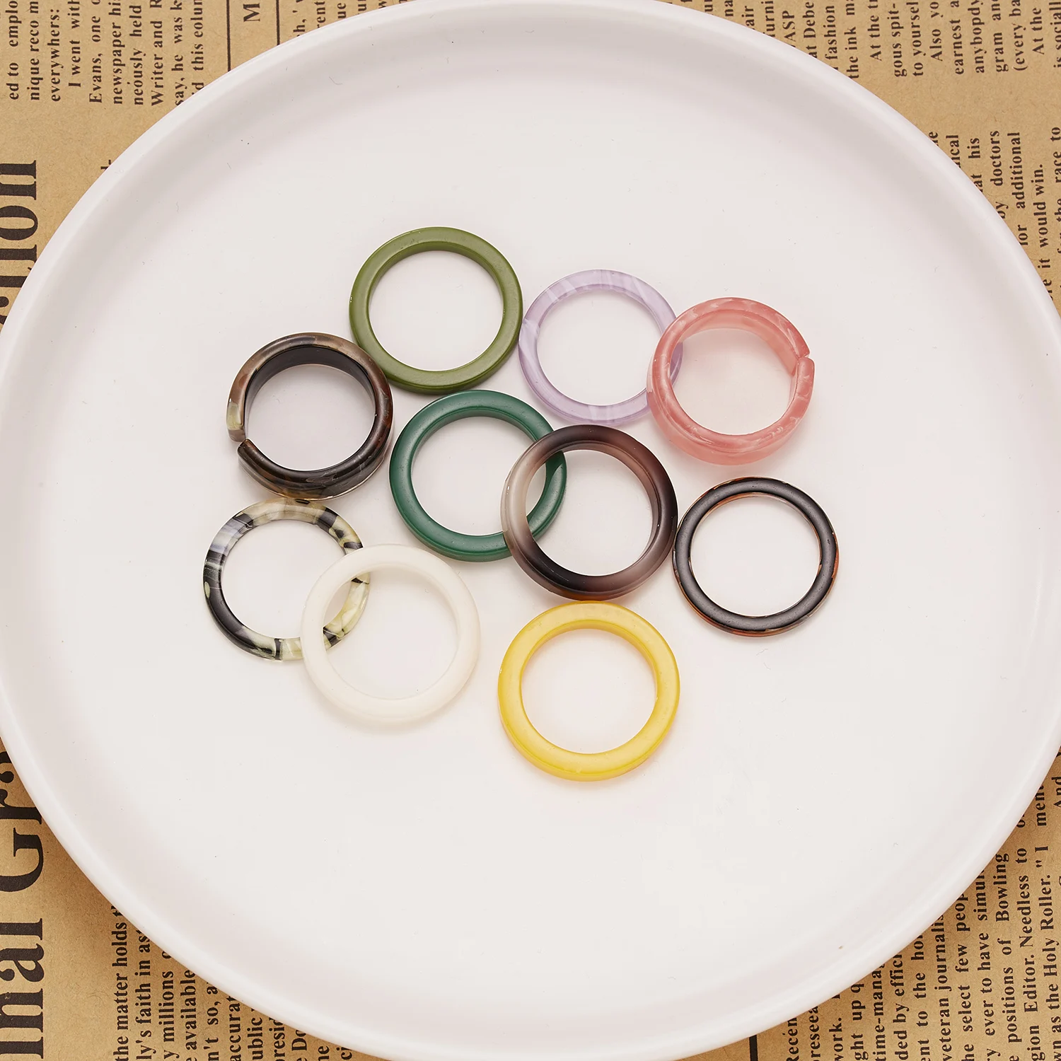 Neue koreanische ästhetische bunte Harz-Acryl-Ringe im Set für Damen – geometrische runde Ringe, temperamentvoller, vielseitiger Schmuck als Geschenk – Detail 4
