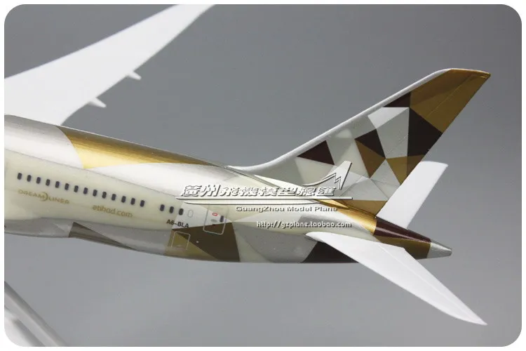 United Arab Emirates UAE Etihad Airways Boeing B787 plastic assembled aircraft model 1: 200 plane model for Xmas Birthday gift