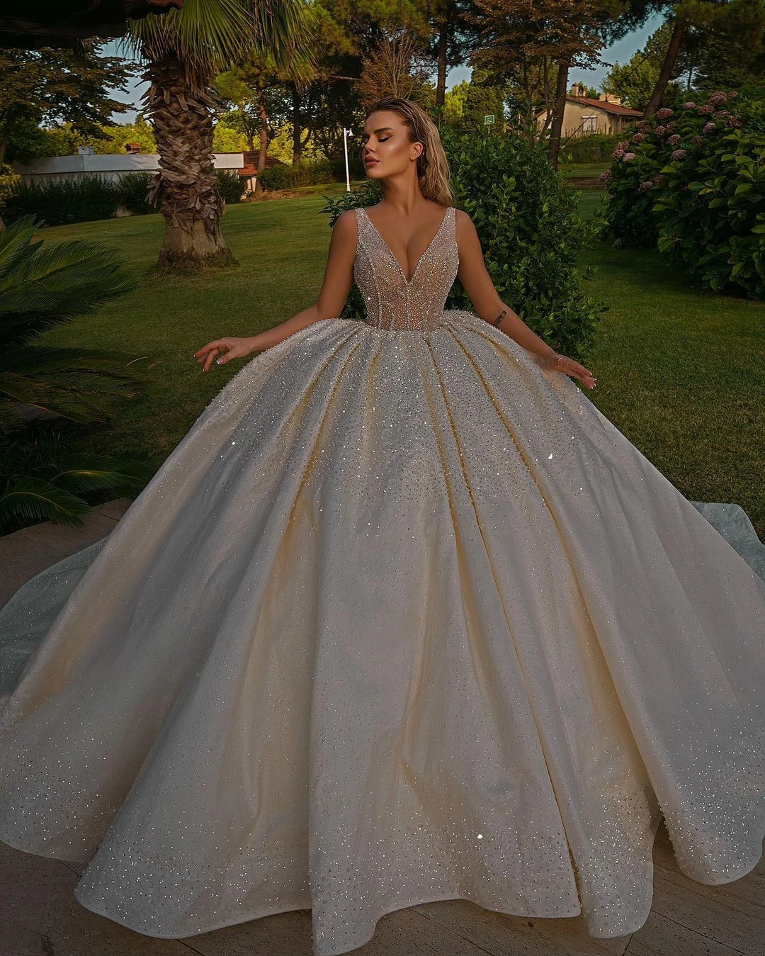 

Luxurious Ball Gown Sequins Wedding Dress V Neck Beads Sweep Train Lace Up Sleeveless Custom Made Bridal Robes Vestido De Novia