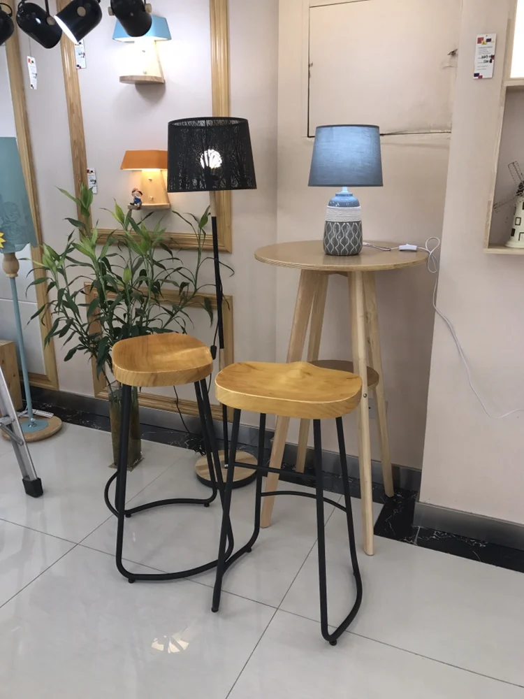 H-taburete de pie de hierro simple y moderno, superficie de madera maciza, taburete alto para el hogar, cafetería, tienda de bebidas frías, taburete de bar