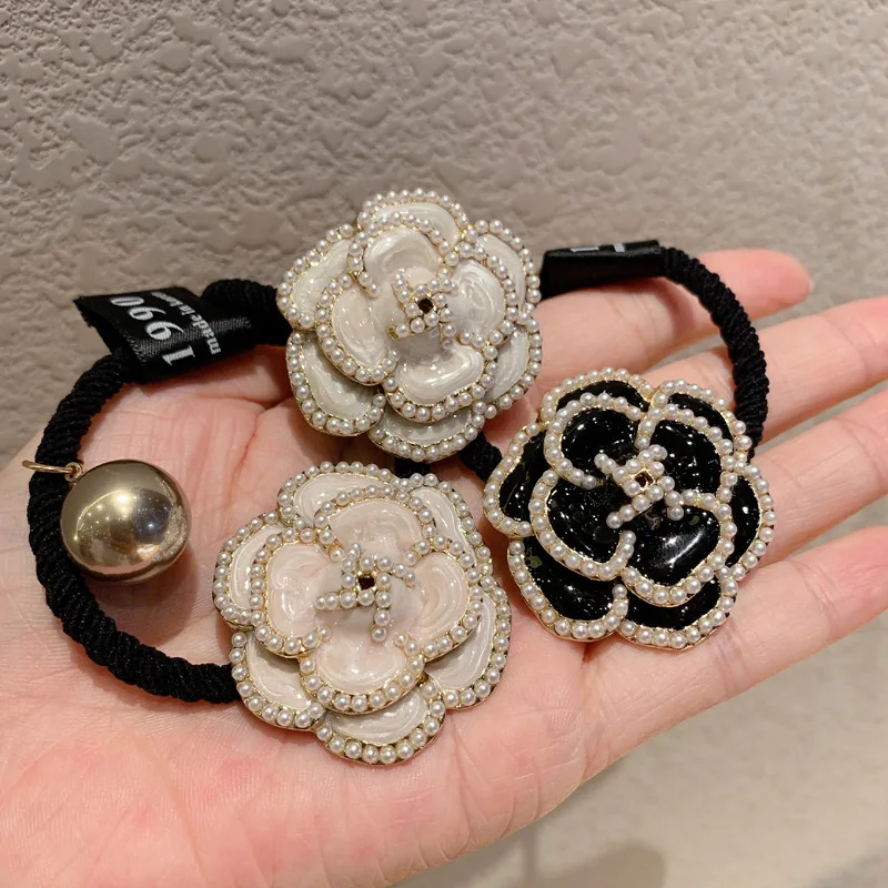 2024 Vintage Camellia Bow Pearl Hair Tie Flower Tie Ponytail Black and White Head Rope Rubber Band Big Brand Luxury