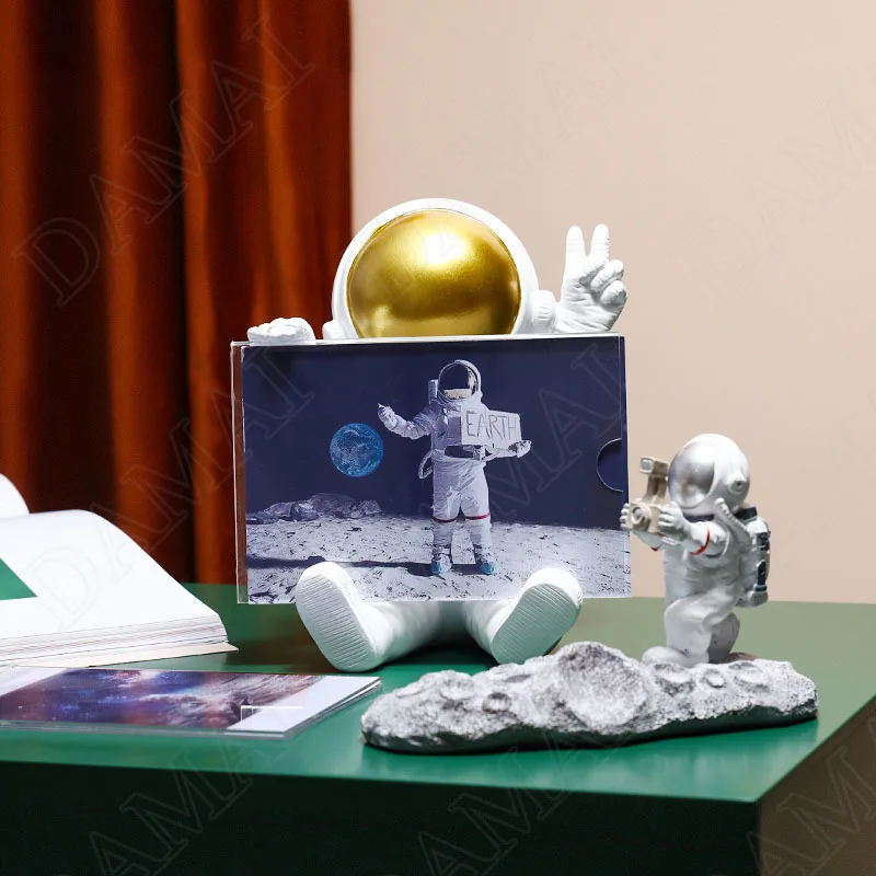 European Style Resin Astronaut Photo Frame Statuette Bedroom Frames Living Room Home Accessories Decoration Modern Ornaments