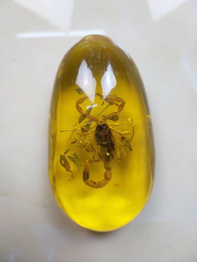 Elaborate Chinese Decorated Handwork Artificial Amber Resin Inlaid with Scorpion Lucky Statue