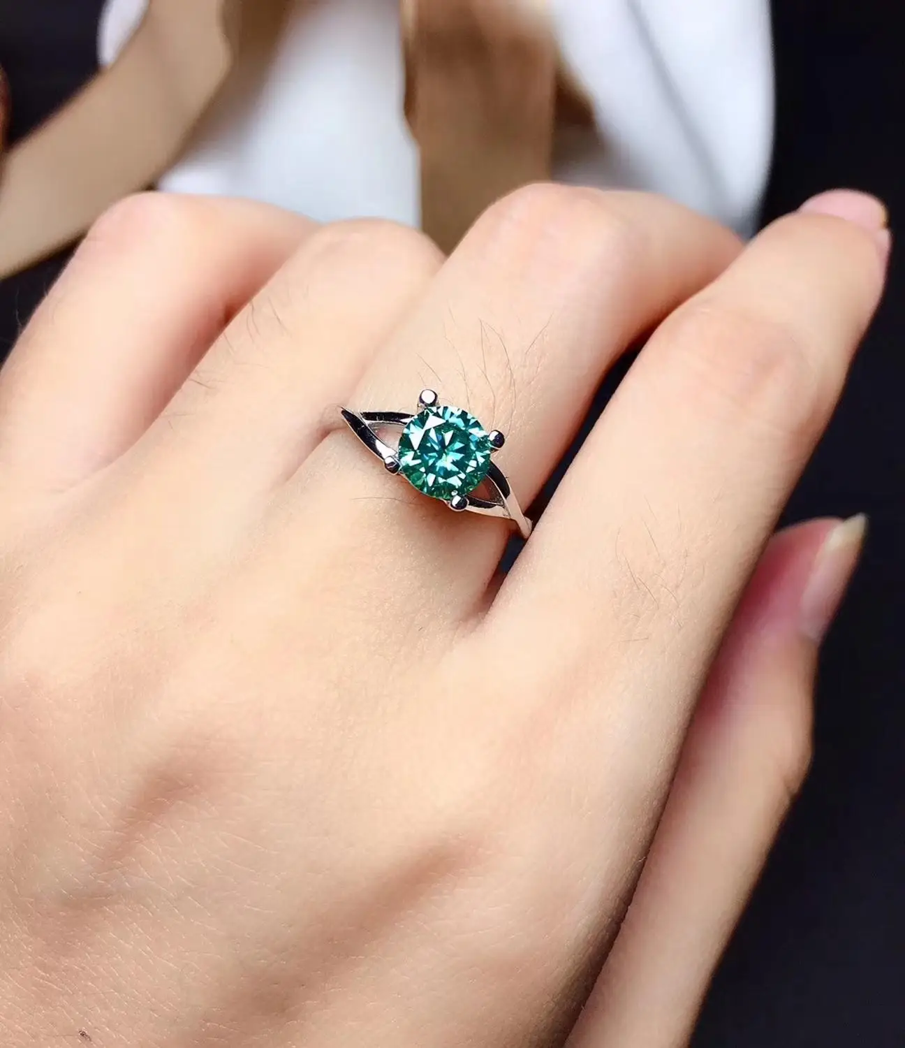 

Green moissanite Personality design New ring, 925 Sterling silver, beautiful color, sparkling, 1 carat 2 Carat Diamond D VVS1