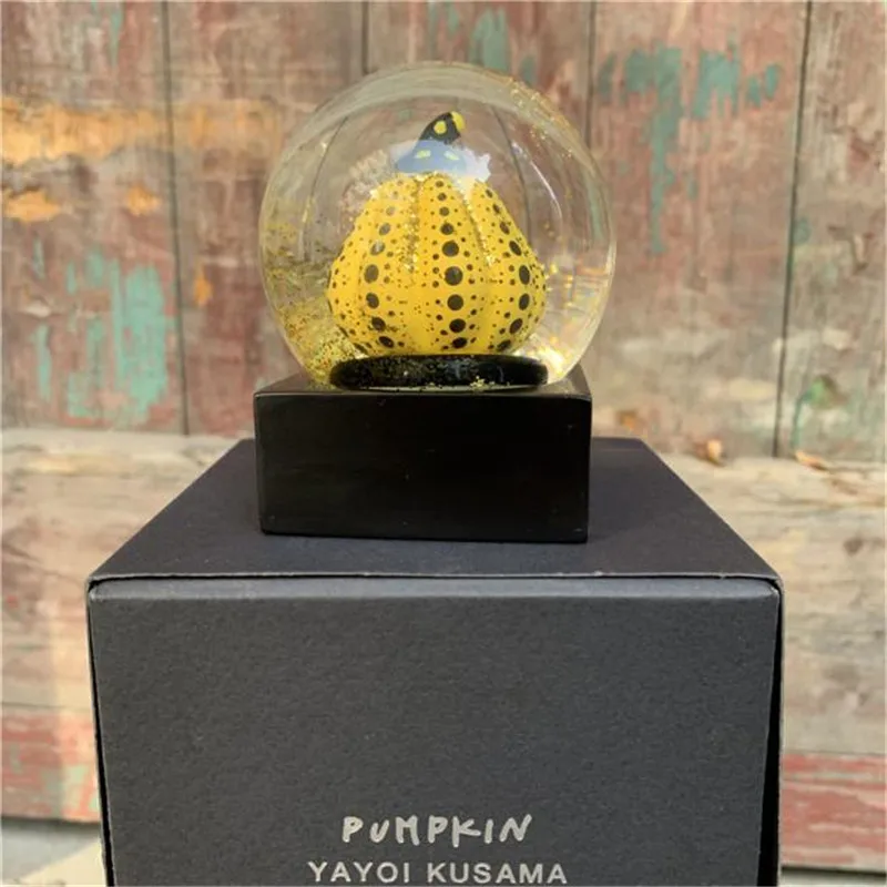 YAYOI KUSAMA WAVE POINT PUMPKIN CRYSTAL BALL CREATIVE LIVING ROOM TV CABINET STREET ART RESIN ART&CRAFT FIGURINES X4147