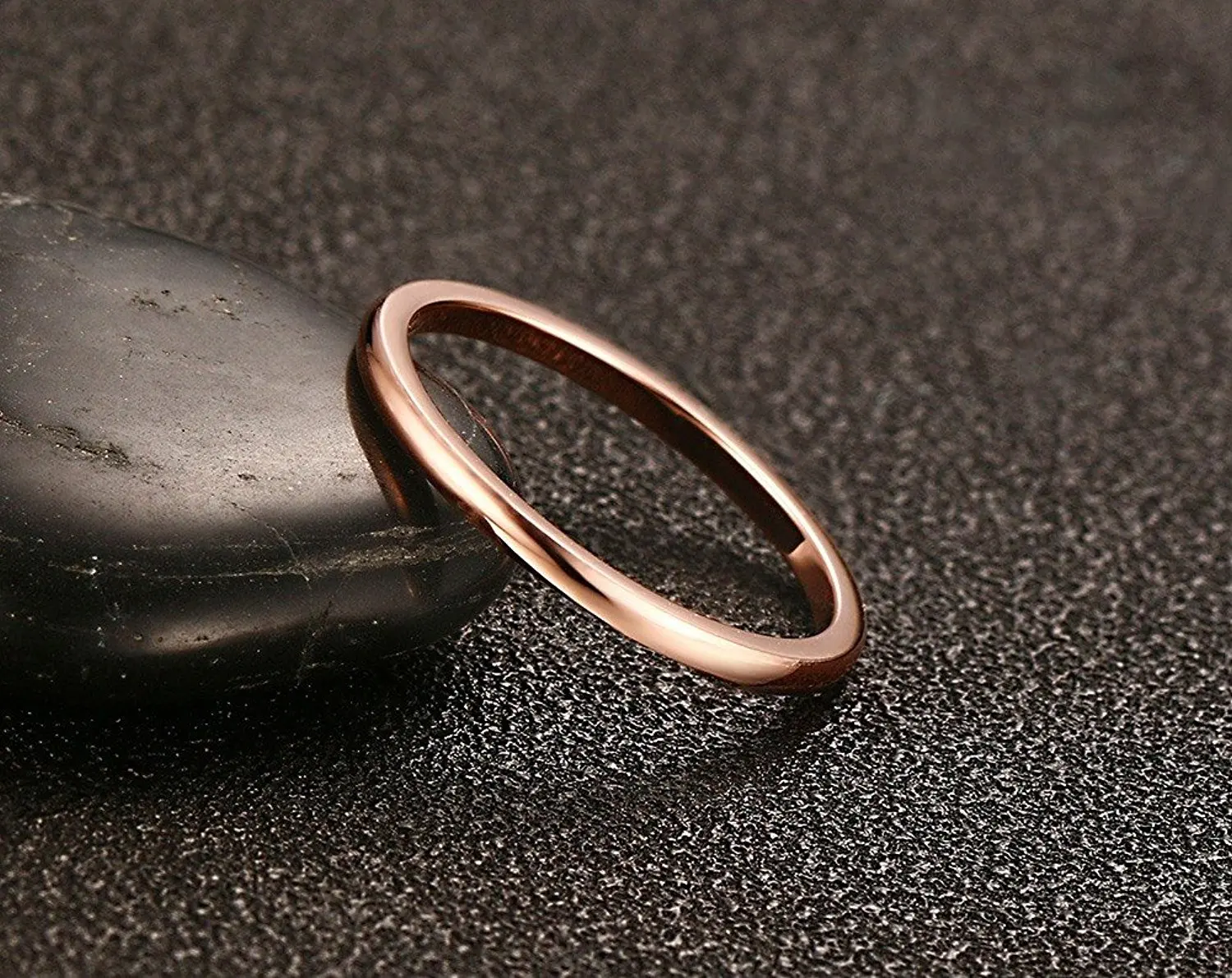 TIGRADE Wolfram 2mm Dünner Ring für Damen Poliert Schwarz Gold Roségold Silberfarben Matt Modischer Damenring für Alltag und Party – Detail 4
