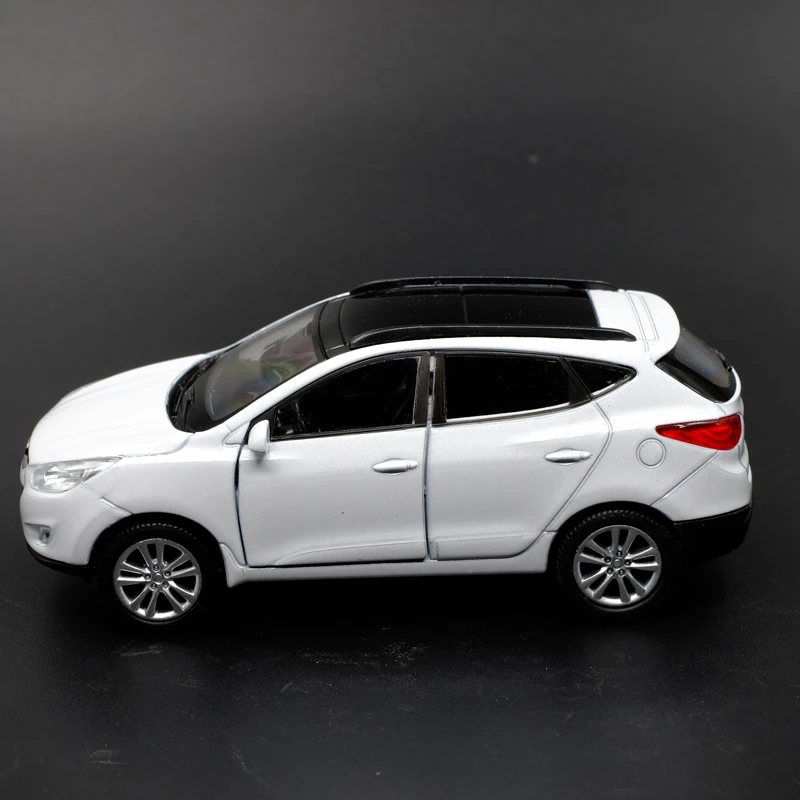 Modelo de coche de aleación Hyundai SUV TUCSON SANTAFE IX35, juguete de Metal fundido a presión, Colección, regalo para niños, 1/36