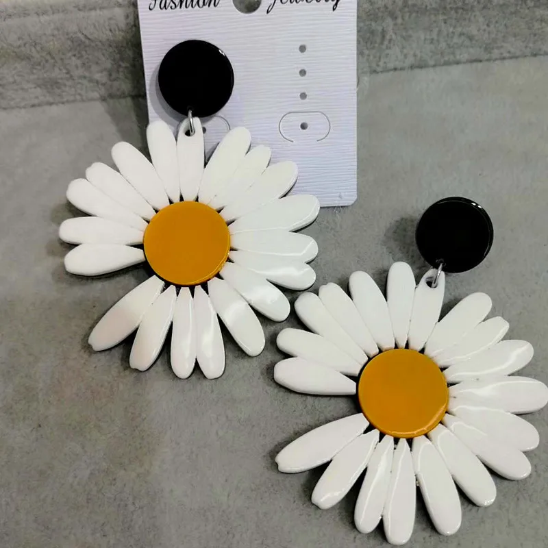 FishSheep Korean New Daisy Flower Acrylic Drop Earrings For Women White Flower Resin Big Dangle Earrings 2020 Fashion Jewelry