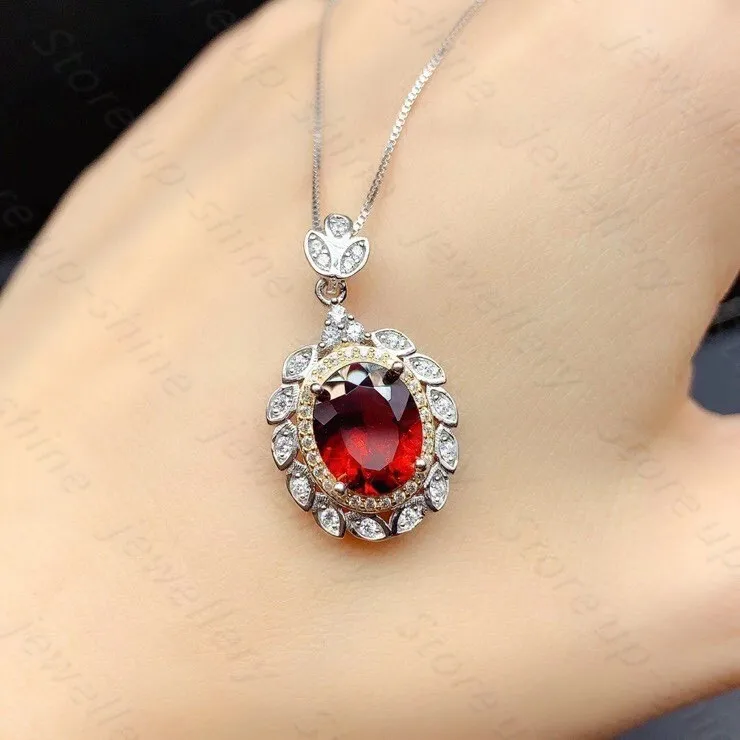 

Natural Garnet Pendant 925 Silver Women's Pendant Necklace is luxurious and elegant, highlighting feminine charm