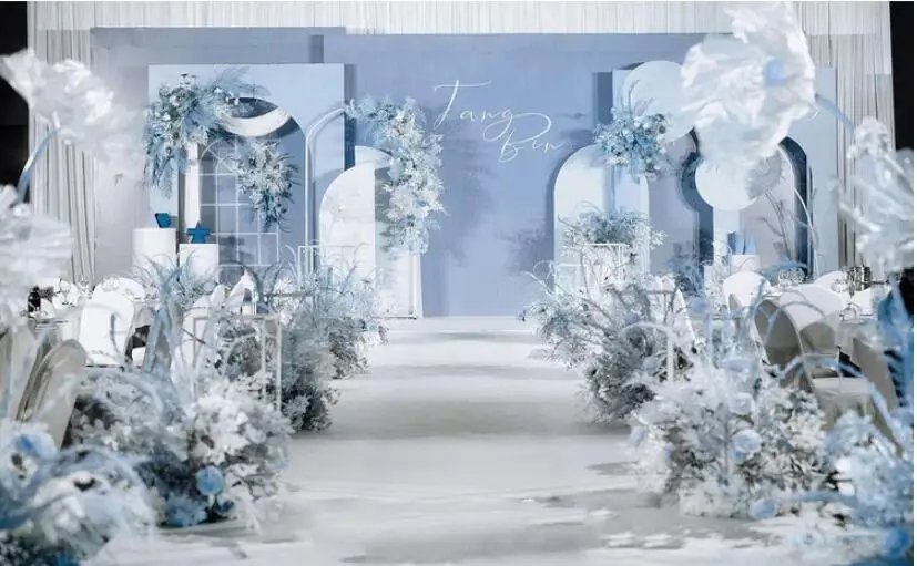 The wedding stage is decorated with iron arched props, and the Mori wedding scene is decorated with screen guides