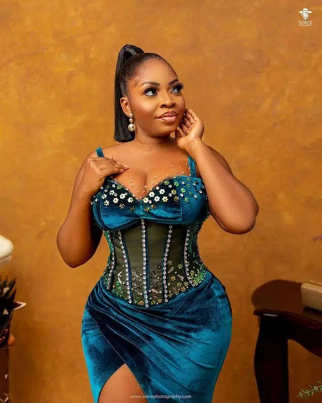 Plus size aso ebi estilo vestidos de baile azul marinho veludo frisado secy alta divisão vestidos de noite sereia africano formal festa vestido