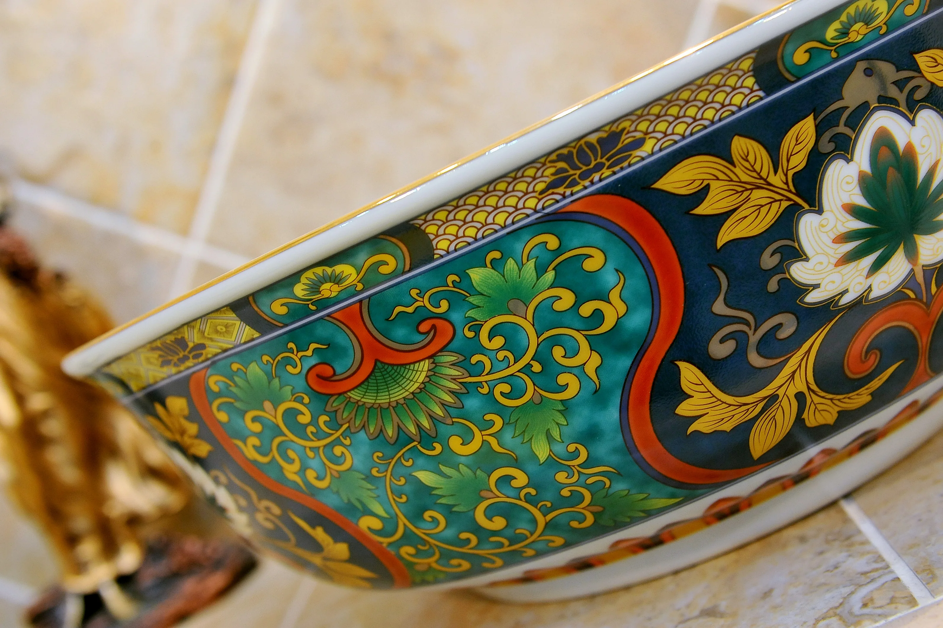 Luxury Retro European Style White Ceramic Porcelain Countertop Wash Basin Bathroom Vessel Sink Bowl