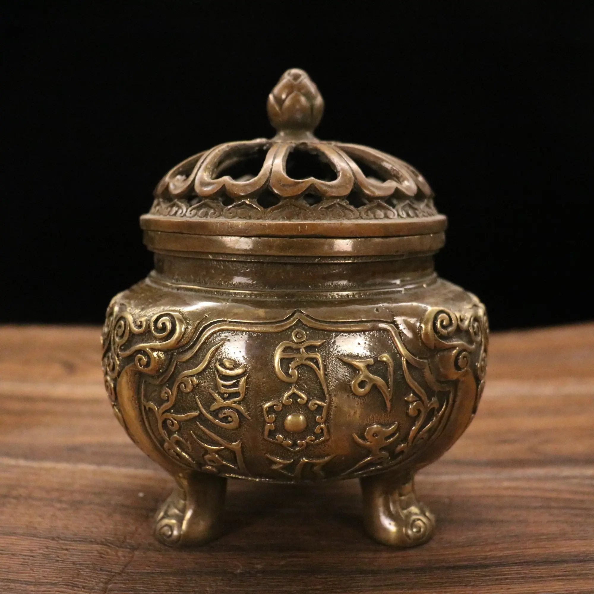 

6"Tibetan Temple Collection Old Brass Lotus stove Three-legged Hollow cover incense burner Gather wealth Town House Orname