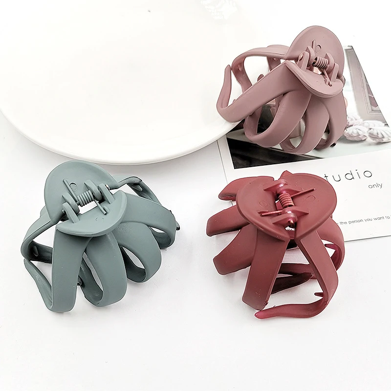 

New Vintage Geometric Frosted Hair Claws Crab Women Plastic Hair Clip Barrettes Hair Accessories For Hair Headwear Hot Sale