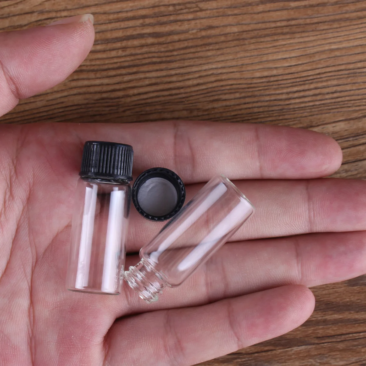 10szt 4ml 16 * 40mm Mini szklane butelki Puste butelki Słoiki z czarnymi plastikowymi pokrywkami Małe szklane słoiki Szklane fiolki na prezenty ślubne