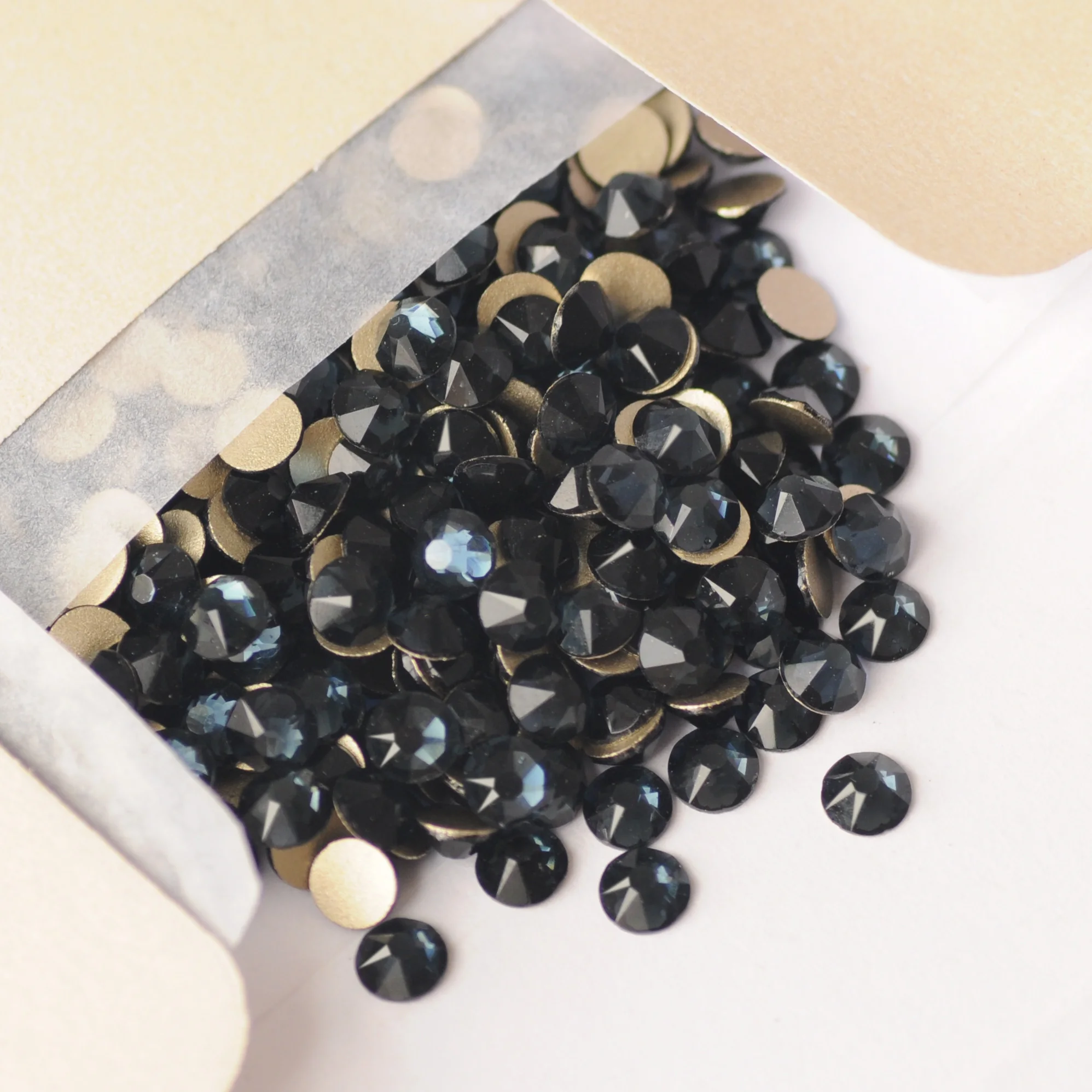 SW Montana 2088 Flache Rückseite Strass-Kristall-Set mit 8 großen und 8 kleinen Strasssteinen für DIY-Kleidungsschmuck, glänzende Kleidungsdekoration – Detail 6