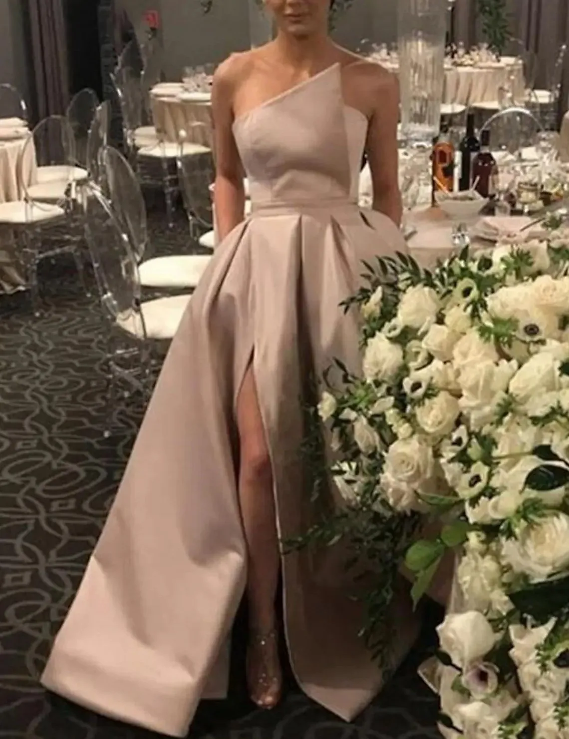 

2022 Champagne Arabic Prom Dress One Shoulder Sleeveless Floor Length Satin Slit Formal Party Gown Vestidos Robe De Soiree