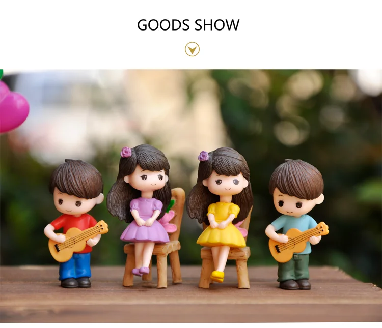 ギターを弾くポーズをとる2個のカップル人形男の子女の子デート小さな