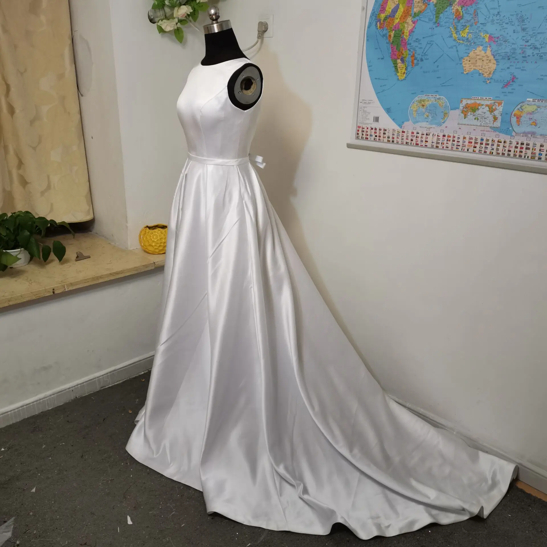 Elegante vestido de novia de corte en A, sin mangas, blanco marfil, satén, Espalda descubierta, hecho a medida vestido de novia, tren de barrido