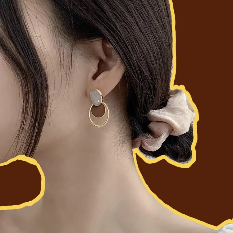 HUANZHI 2019 Autumn And Winter New Style Literary Vintage Brown Hairball wood Enamel Drop Earrings for Women Girl Party Jewelry