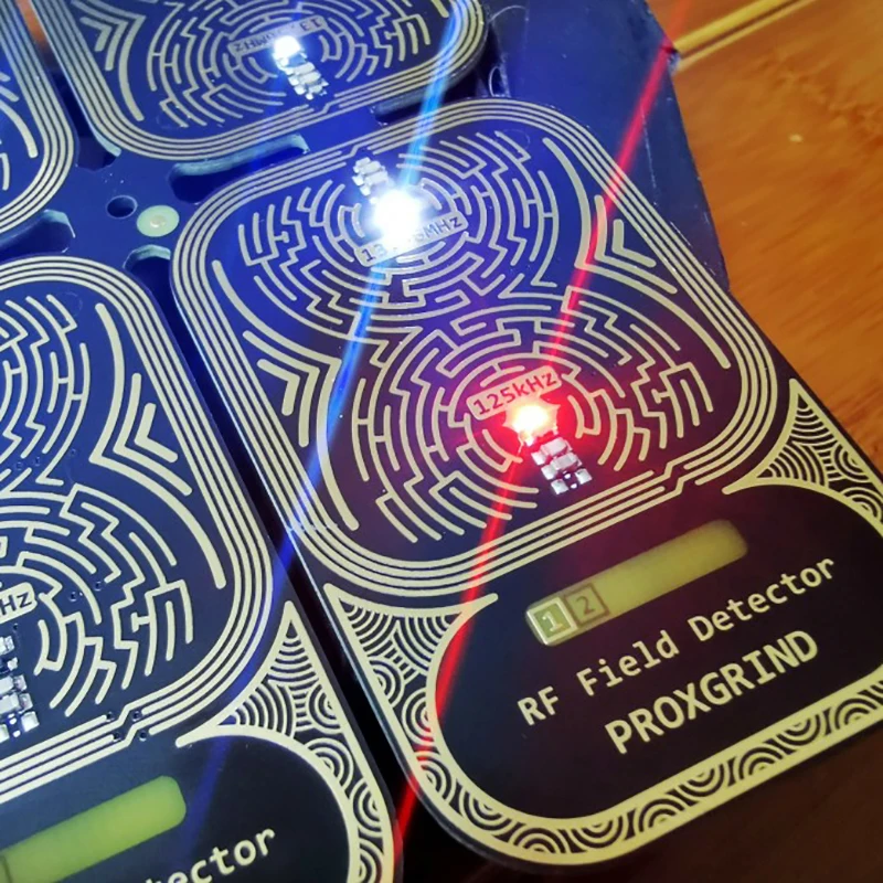 Tiny portable dual-frequency RFID field detector by Proxgrind