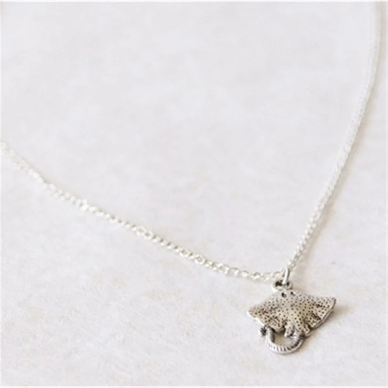 قلادة ستينغراي قلادة وحش البحر قلادة ستينج راي قلادة فضية اللون مانتا راي قلادة زفاف الشاطئ ، 18 بوصة