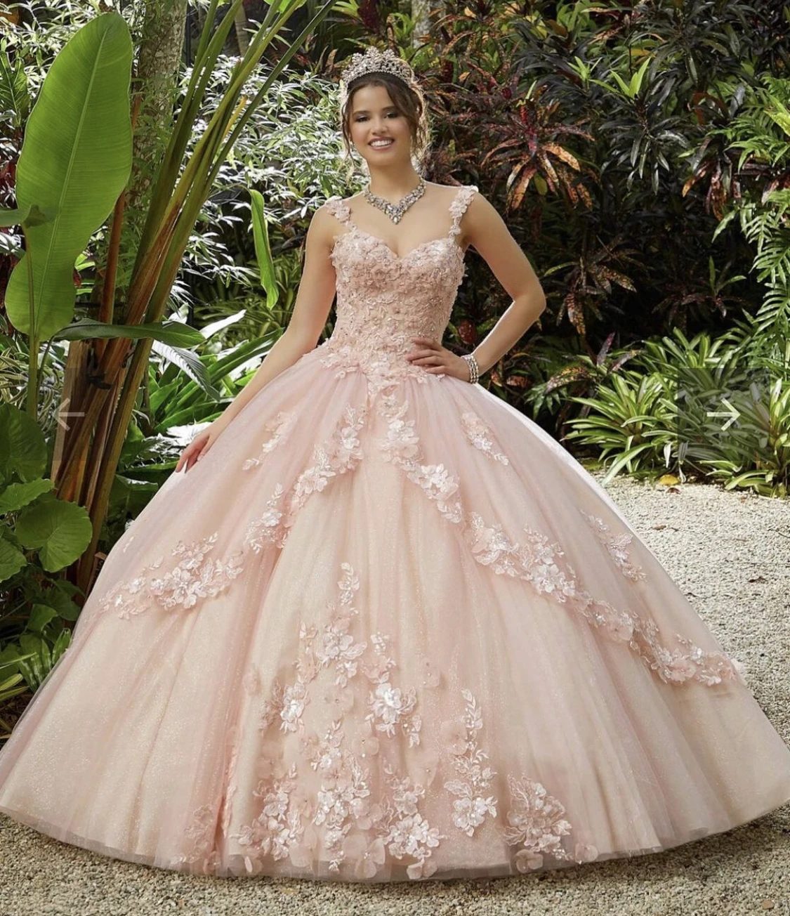 فستان Quinceanera وردي ساخن 2021 مزين بالورود بدون ظهر للحفلات الأميرة الجميلة 16 حفلة فستان Vestidos De 15 Años