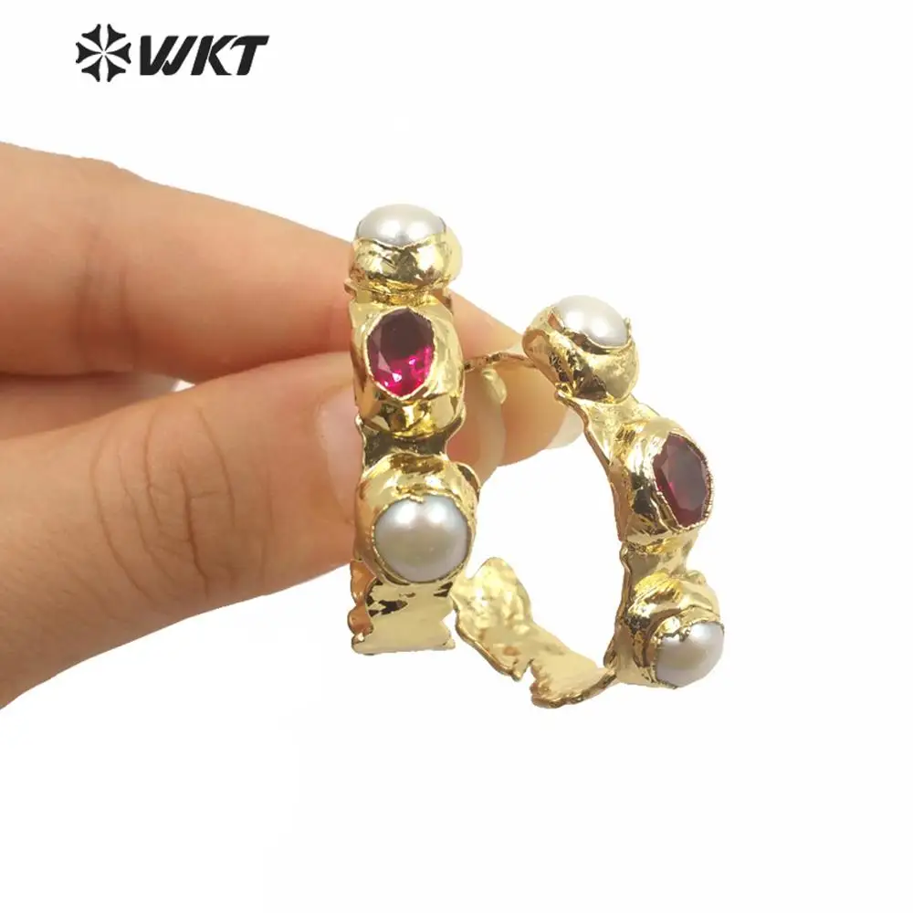 

WT-MPE050 Wholesale New Design C Shape Women Stud Earrings Fashion Gold Electroplated Triple Stone Half Round Pearl ACC
