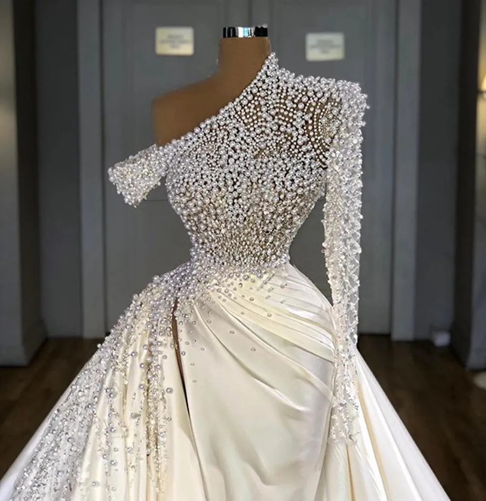 2025 vestido de novia de perlas de lujo personalizado con hombros descubiertos y una manga para mujeres africanas vestidos de novia de satén marfil hechos a mano