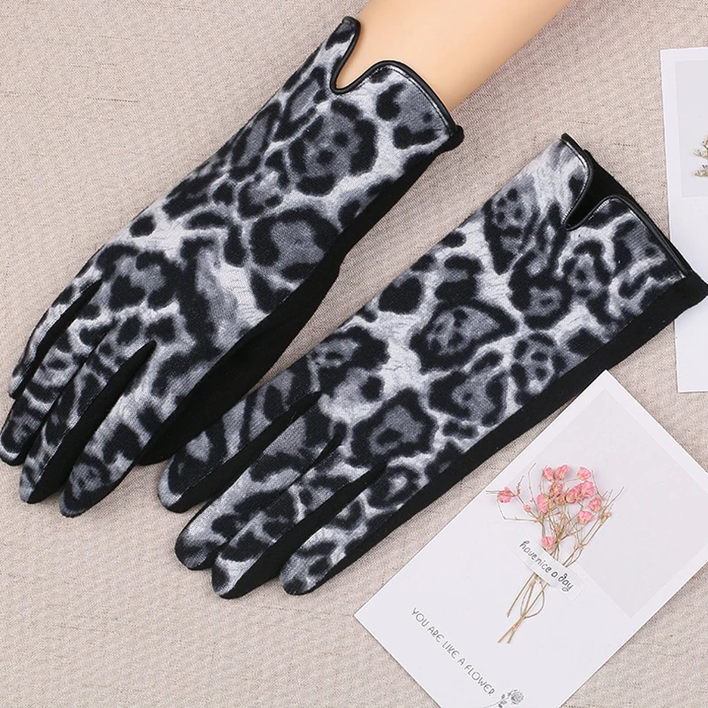 Women Winter Warm Plush Inside Full Finger Leopard Cycling Mitten Female Cashmere Wool Knit Touch Screen Driving Glove K11