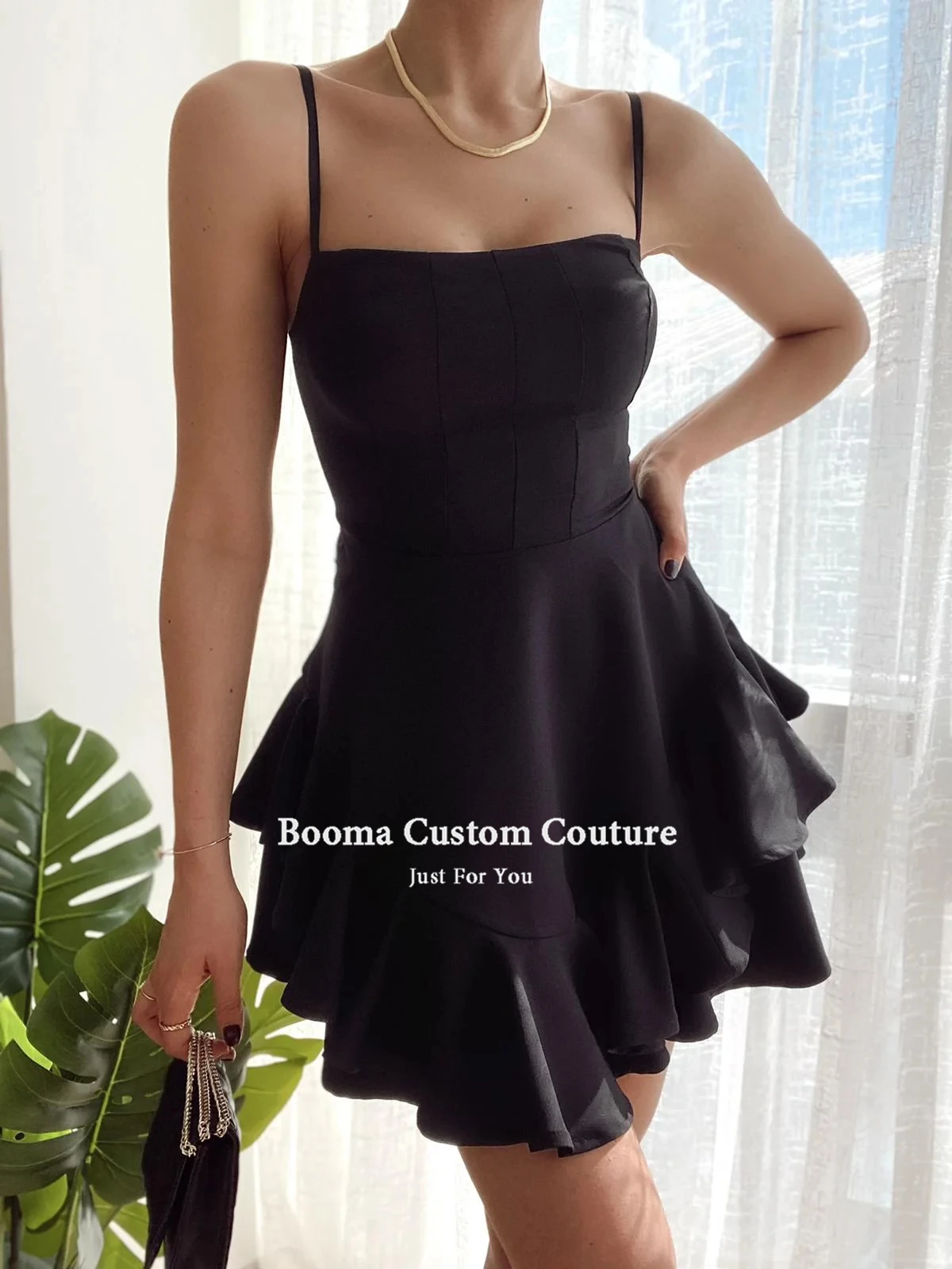 Booma Lavender Mini Prom Dresses สปาเก็ตตี้ Straps Ruffles ด้านบนเข่าซาติน Homecoming Clubbing สั้นสำเร็จการศึกษาเดรส