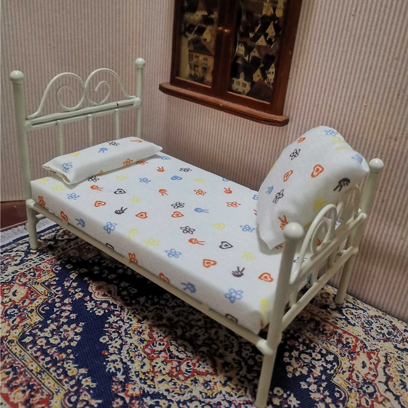 Cama em miniatura para bonecas, casa de bonecas, boneca de ferro e cama, brinquedo infantil de simulação, dramatização, coleção de brinquedos, presentes, 1:12