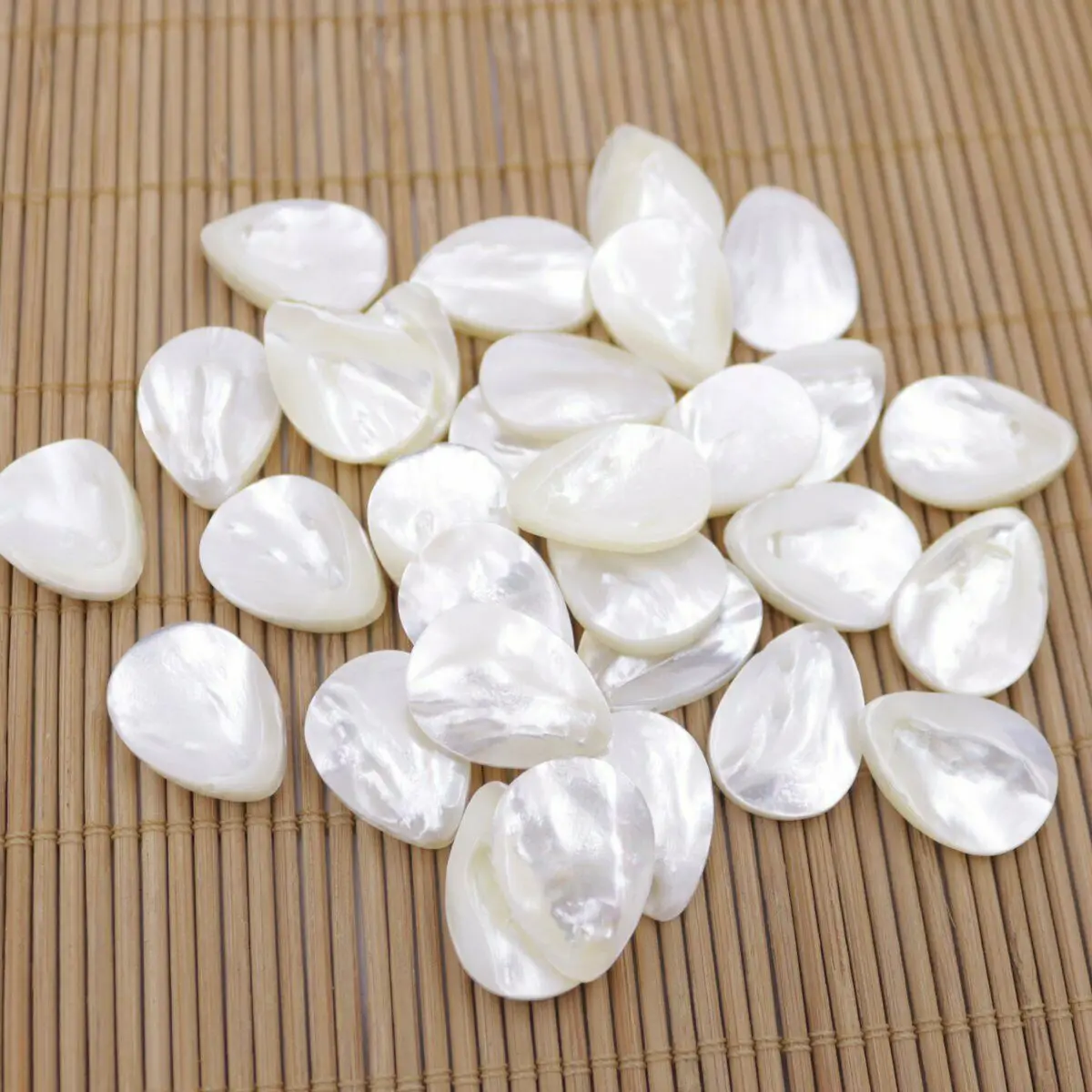 

30 шт 15 мм х 20 мм каплевидный чехол с отверстием сверху Белое море мать жемчужные для изготовления украшений