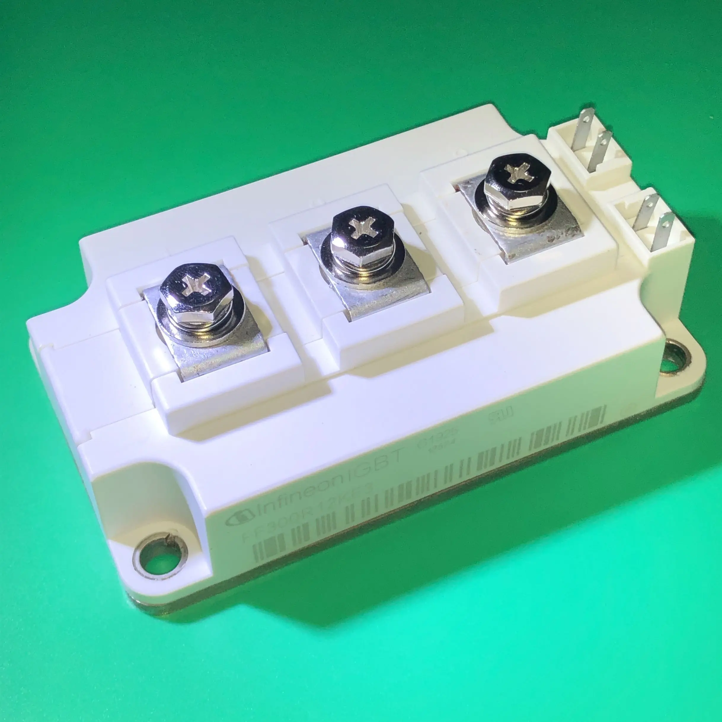 FF300R12KE3 MODULE FF300R12 KE3 IGBT MOD 1200V 440A 1450W 62mm C-Serien Modul mit Trench FF300R12KE3HOSA1 FF300R 12KE3 FF300R12K