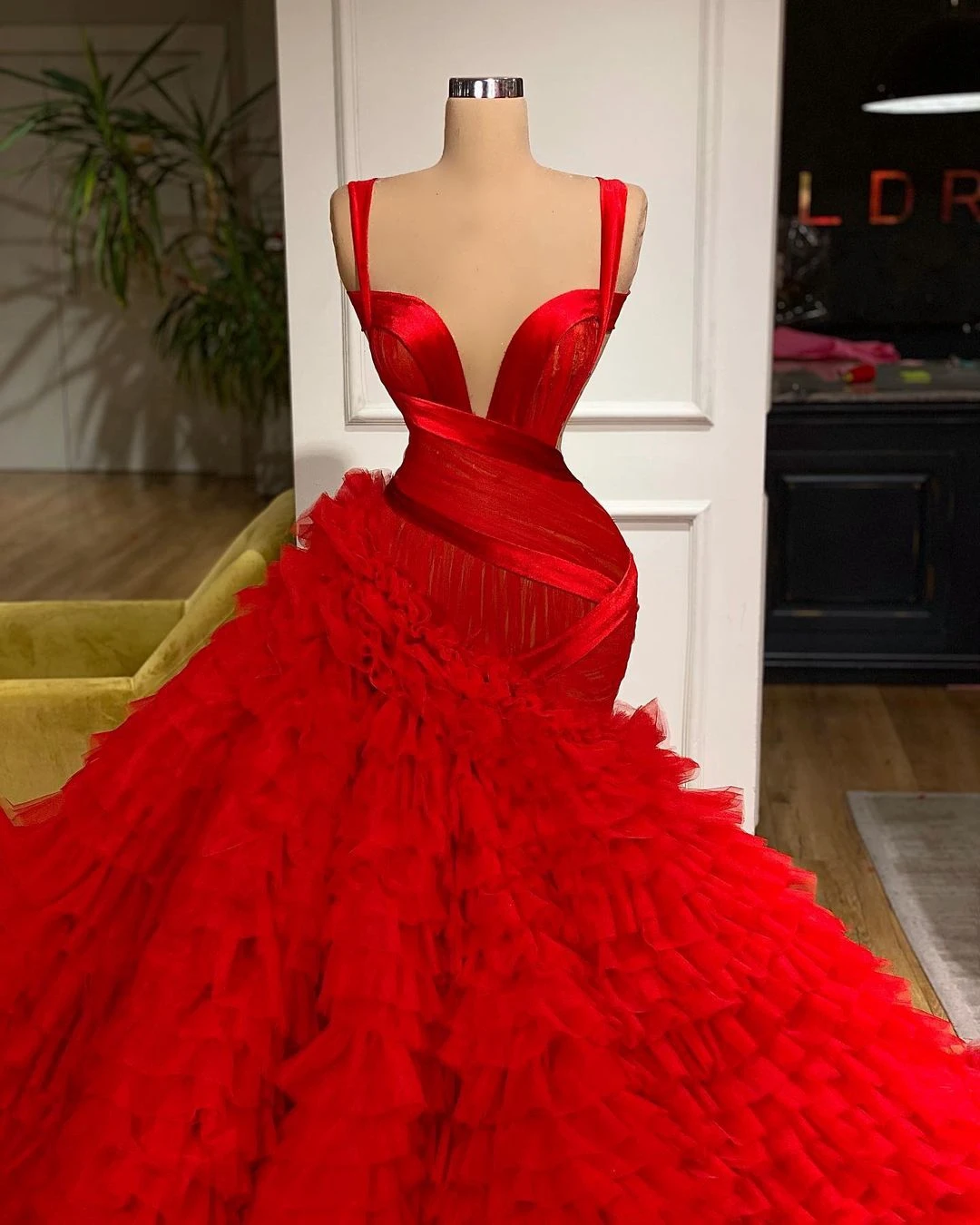 Vestido de noche de sirena roja hinchada de lujo con tirantes, vestido de baile plisado con volantes, vestidos de desfile de trompeta para mujer