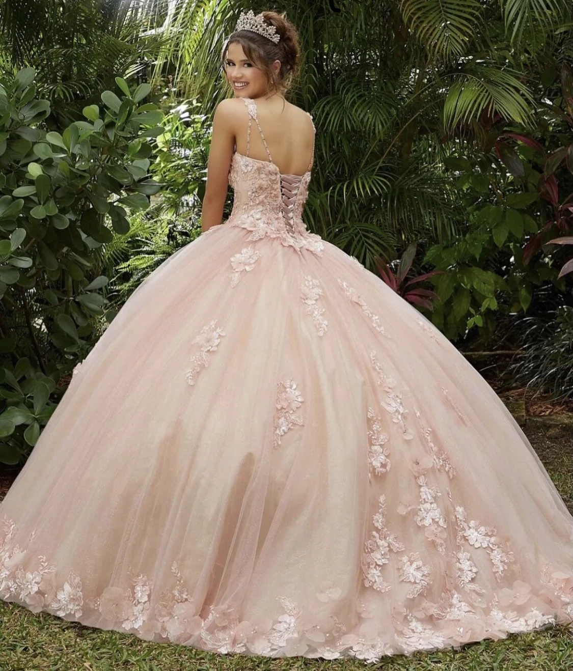 فستان Quinceanera وردي ساخن 2021 مزين بالورود بدون ظهر للحفلات الأميرة الجميلة 16 حفلة فستان Vestidos De 15 Años