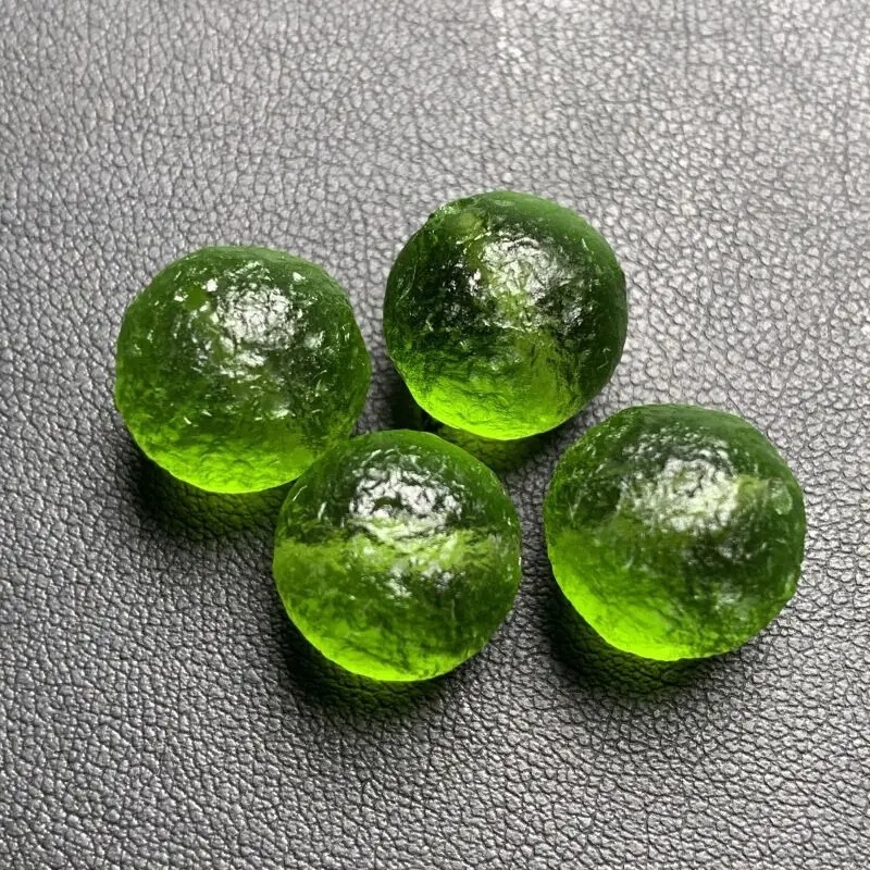 

1 шт. 2 см Moldavite Чешский метеорит ударный стеклянный шар натуральный грубый камень хрустальный энергетический камень