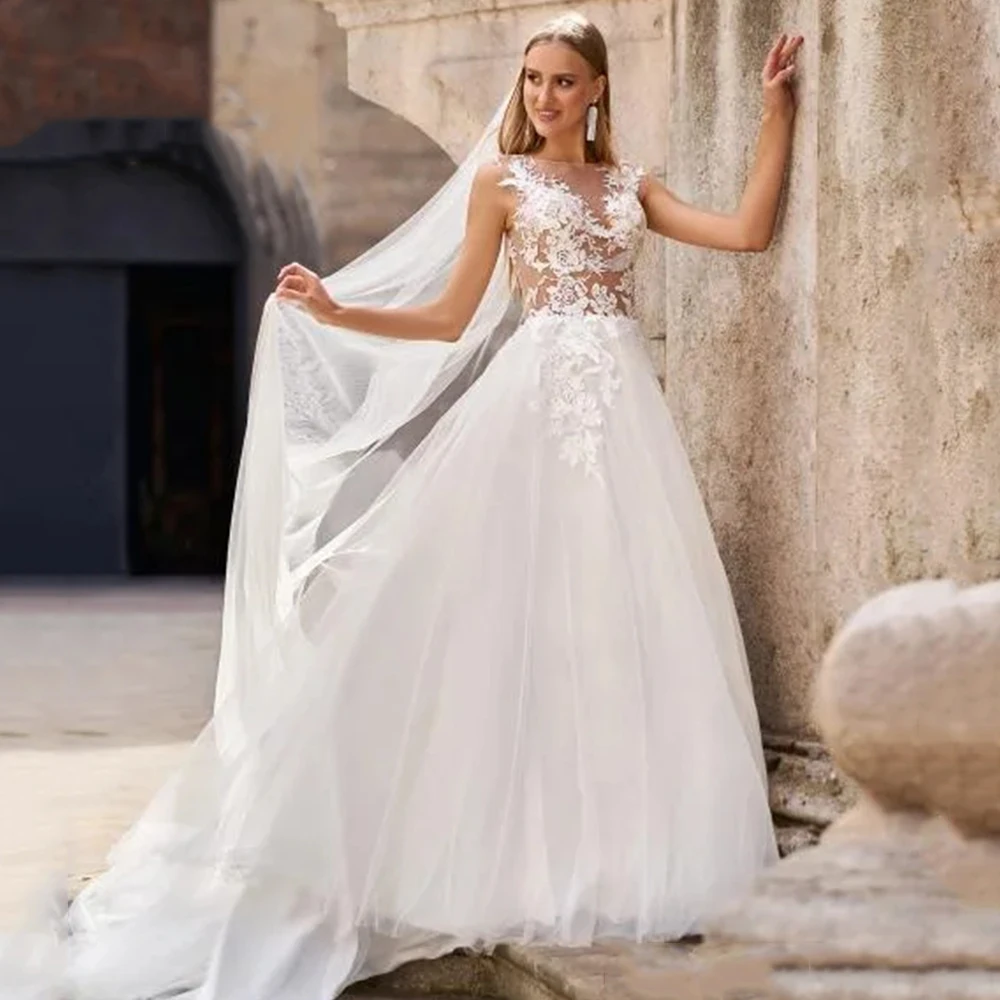 Elegant Wedding Dresses V-hals Mouwloos Kant Applicaties Tulle Button Terug Een Lijn Hof Trein Bruidsjurken Robe De Mariee