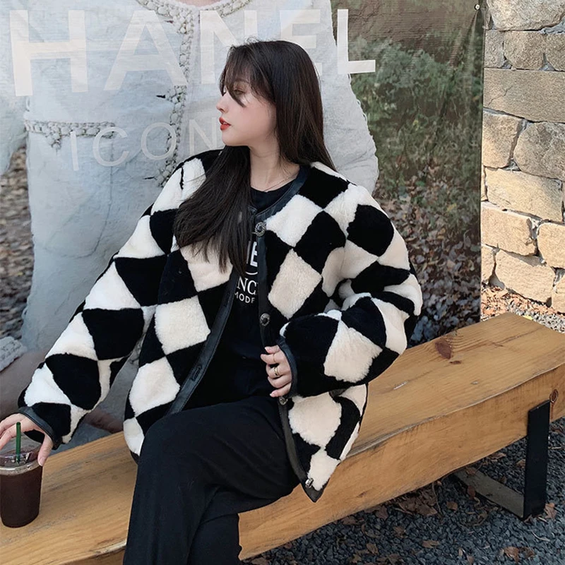 Winter Coats Woman Trend 2024 Fashion Black and White Grid Short O-Neck Loose Shearling Jackets Female Lamb Wool Sheepskin Coat