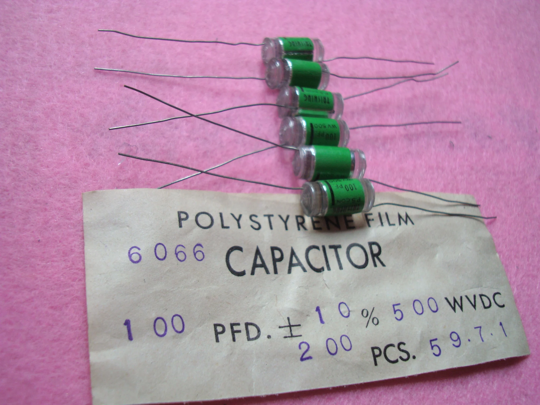 1pcs   500V 100PF axial polystyrene electrodeless capacitor