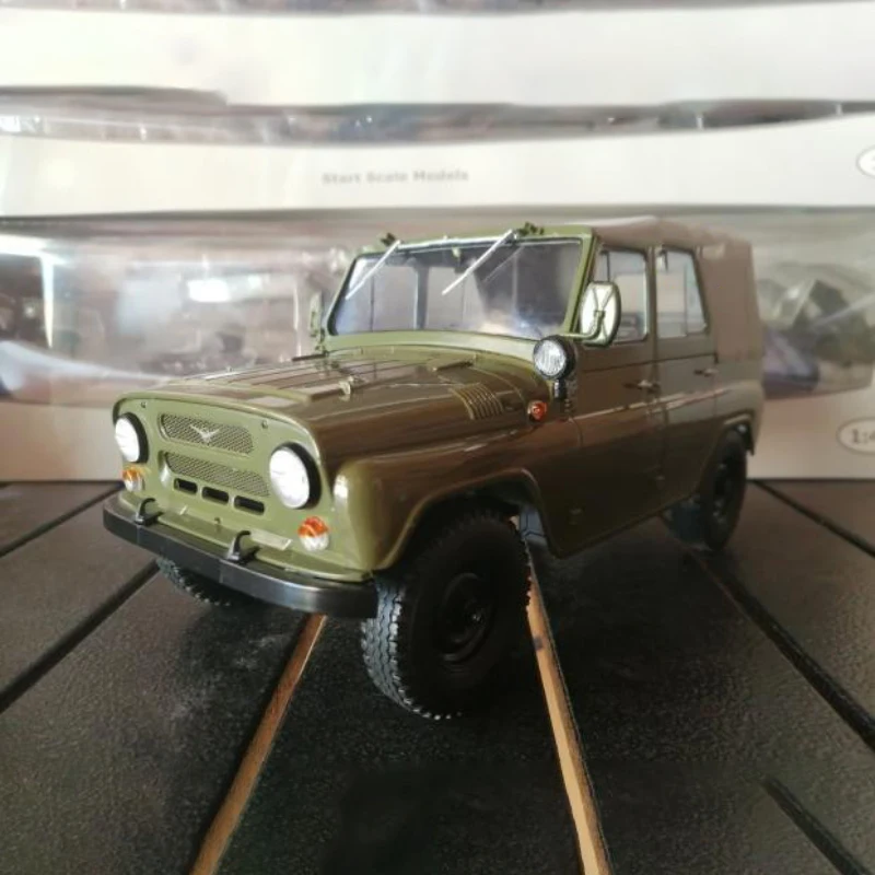 Diecast 1/18 Scale UAZ469 Russian Light Off-road Suv Command Vehicle UAZ Hunter Model Cars Static Collection Alloy Toys for Boys