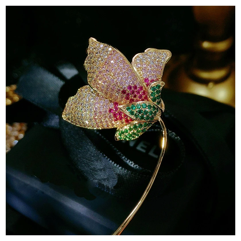 

Brooches For Women Colorful Rhinestone Elegant Floral Design Gorgeous Jewelry Buckle Pin for Party Temperament Vintage Accessory