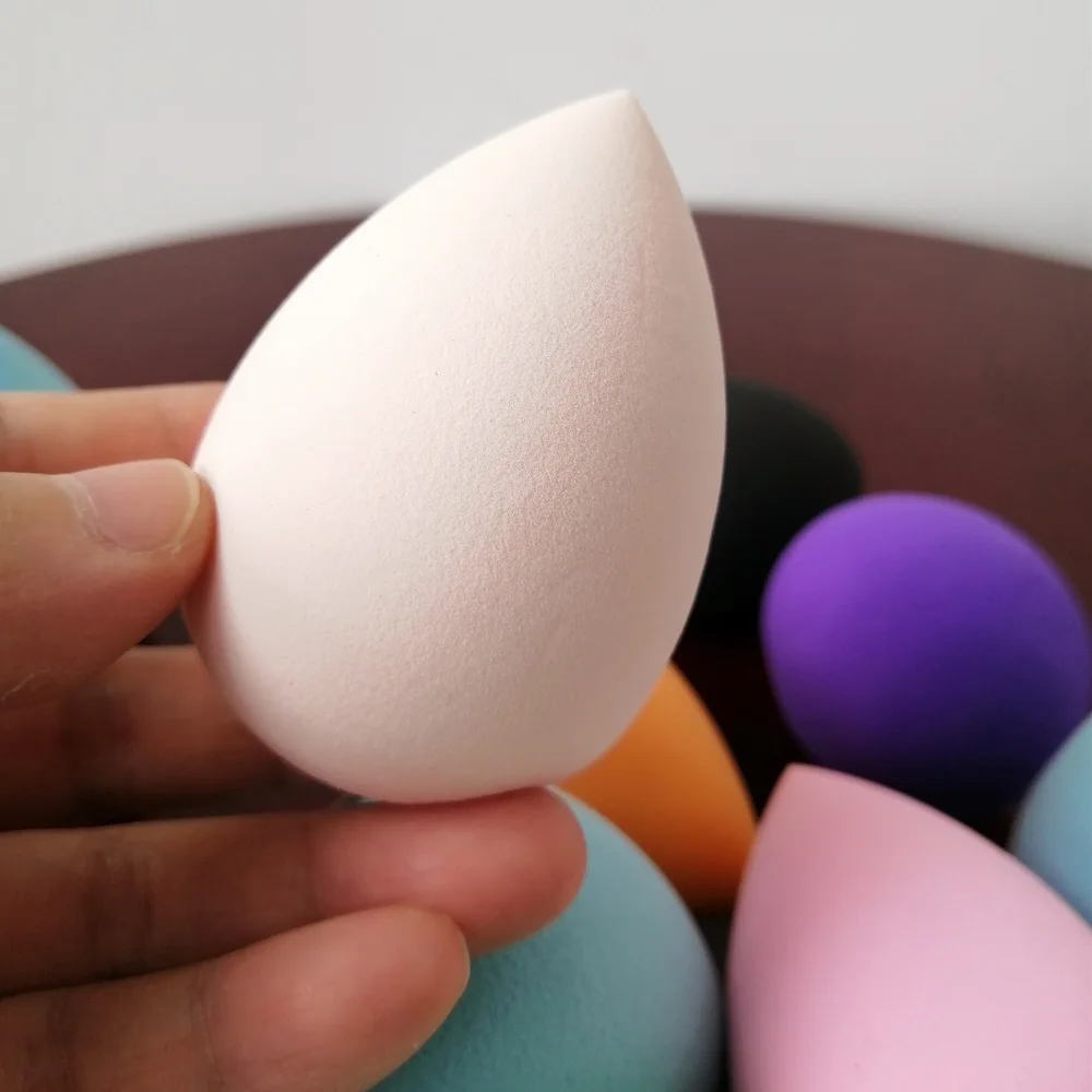 Gąbka kosmetyczna hydrofilowa w kształcie łezki, 6 cm x 4 cm, bez lateksu, do pudru i płynnego podkładu, powiększająca się po nawilżeniu.