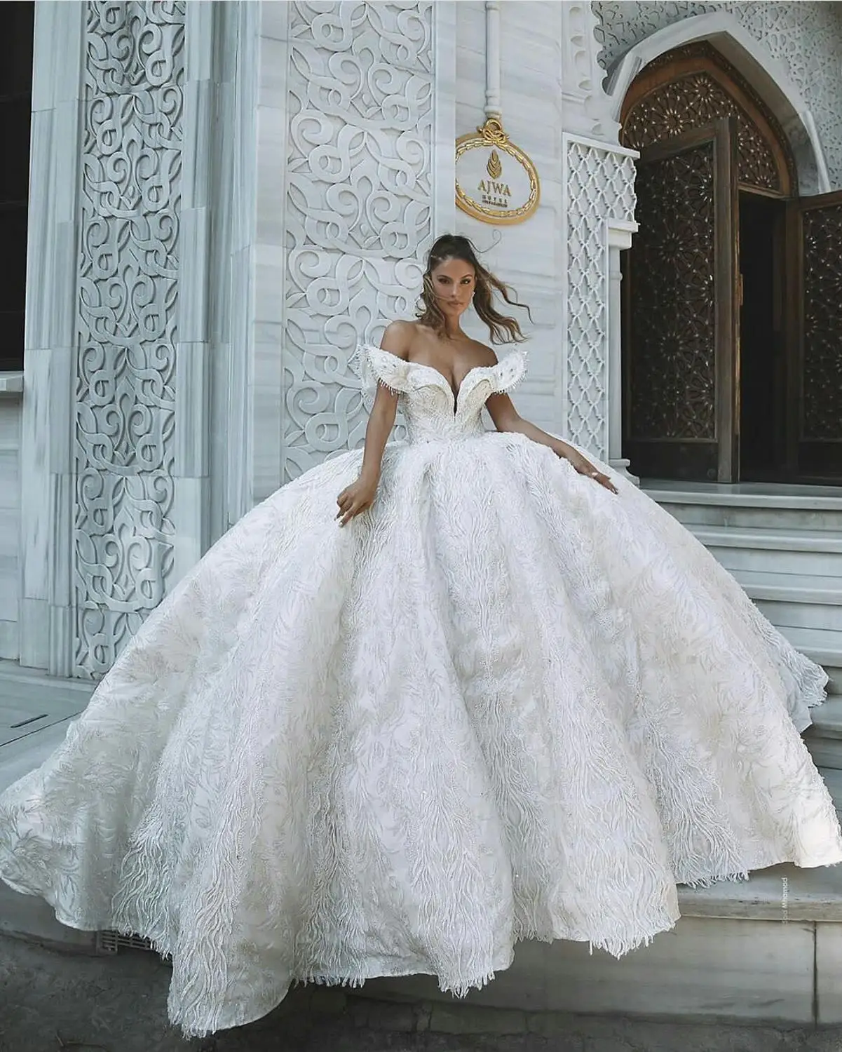 

Gorgeous Ball Gown Wedding Dresse Ivory Off Shoulder Luxury Appliques Beaded Saudi Arabian Dubai Wedding Bridal Gowns Plus Size