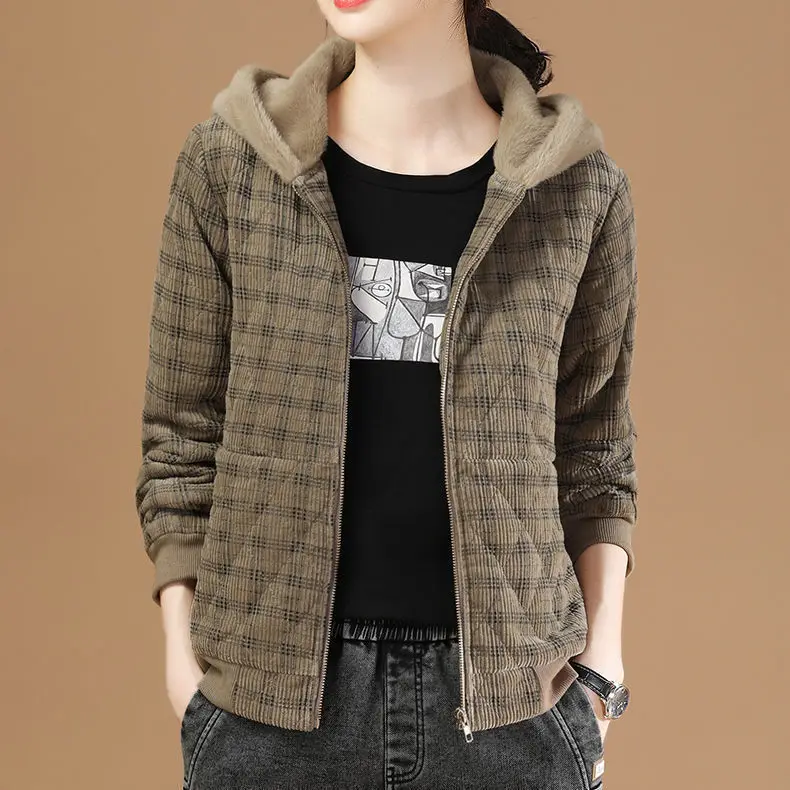 Corduroy jacket women\'s new winter 2024 new retro velvet padded plaid loose lamb wool cotton-padded clothes cotton-padded jacket