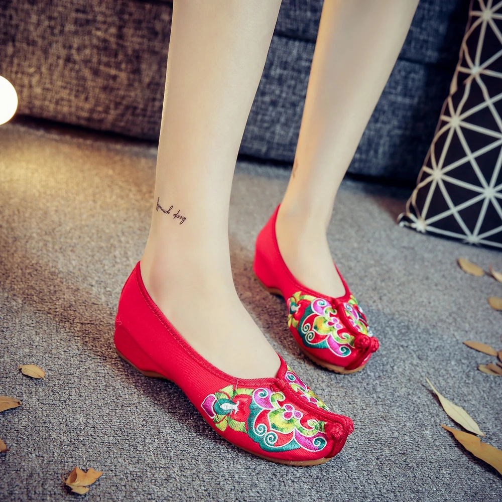 Veowalk Handmade Women\'s Flats Chinese Tradition Opera Embroidery Shoes Old Beijing Soft Sole Casual Breathable Cloth Shoes