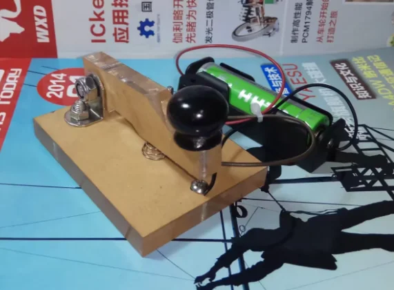 Ejercitador de código Morse CW con botón de encendido, caja de batería y zumbador, sonido y Flash